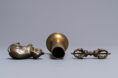 Un dorj en bronze, un &eacute;l&eacute;phant incrust&eacute; et un vase tubulaire, Sino-Tibet et Japon, 18/19&egrave;me