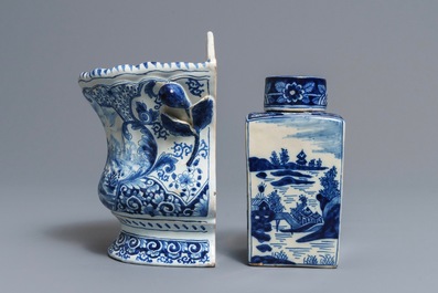 Une bo&icirc;te &agrave; th&eacute; couverte et un vase &agrave; suspendre en fa&iuml;ence dans le style de Delft, France, 19&egrave;me