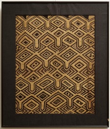 Une collection de textiles africains et deux paniers, la plupart Kuba, Congo, 19/20&egrave;me