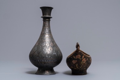 Een gelakte koperen 'kashkul' bedelkom, Iran, en een bidri vaasje, India, 18/19e eeuw