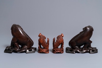 Deux paires de mod&egrave;les d'&eacute;l&eacute;phants et de lions bouddhistes en bois sculpt&eacute;, Chine, R&eacute;publique, 20&egrave;me