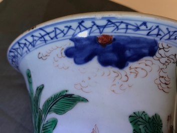 Un vase de forme gu en porcelaine de Chine wucai, Shunzhi, &eacute;poque Transition