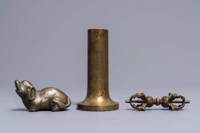 Een Sino-Tibetaanse bronzen dorj, een olifant met inlegwerk en een Japans vaasje,  18/19e eeuw