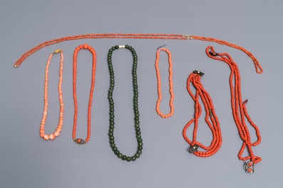 Various Chinese jade, coral and silver bangles, necklaces and rings in a silver-inlaid wooden box, 19/20th C.