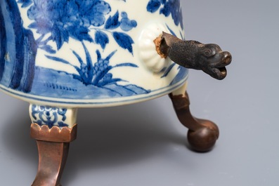 Une cafeti&egrave;re couverte en porcelaine Arita de Japon en bleu et blanc, Edo, 17/18&egrave;me