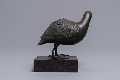 Un br&ucirc;le-parfum en forme de caille en bronze, sign&eacute; Kamejo, Japon, Edo, 18&egrave;me