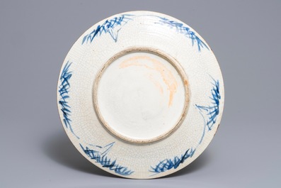 Un plat et deux vases en porcelaine de Chine dite 'de Nankin', 19/20&egrave;me