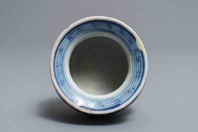 Un br&ucirc;le-parfum en porcelaine de Chine bleu et blanc et un plat c&eacute;ladon de Longquan, Ming