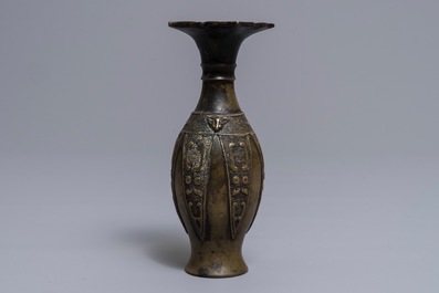 Een Chinese archa&iuml;sche bronzen vaas met lotusvormige bovenrand, 17/18e eeuw