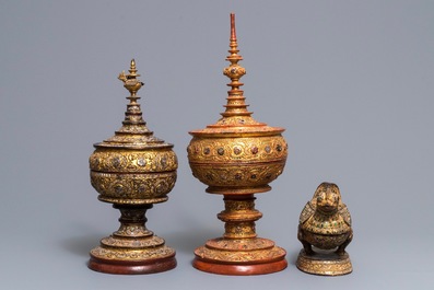 Twee Birmaanse lakwerk offerschalen met deksels en een Hintha betelnootdoos, 19e/20e eeuw