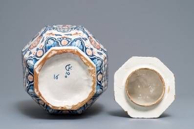 A large Dutch Delft cashmire palette vase and cover, 1st half 18th C.