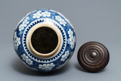 Een Chinese blauwwitte gemberpot met Boeddhistische leeuwen in Kangxi-stijl, 19e eeuw