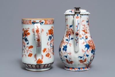 Un plat &agrave; condiments, une verseuse couverte et une chope en porcelaine de Chine de style Imari, Kangxi/Qianlong