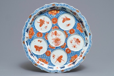 Un plat &agrave; condiments, une verseuse couverte et une chope en porcelaine de Chine de style Imari, Kangxi/Qianlong