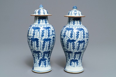 Une paire de vases couverts en porcelaine de Chine bleu et blanc, Kangxi