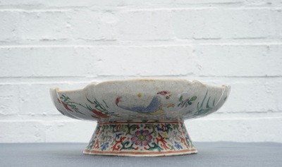 Un bol sur piedouche en porcelaine de Chine famille rose, marque de Jiaqing, 19&egrave;me