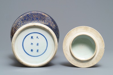Un vase couvert en porcelaine de Chine &agrave; d&eacute;cor dor&eacute; sur fond bleu poudr&eacute;, marque de Kangxi, 19/20&egrave;me