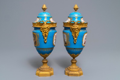 Une paire de vases couverts en porcelaine dans le style de S&egrave;vres aux montures en bronze dor&eacute;, France, 19&egrave;me