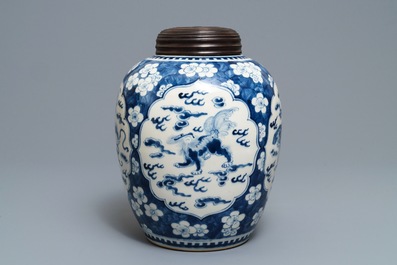 Een Chinese blauwwitte gemberpot met Boeddhistische leeuwen in Kangxi-stijl, 19e eeuw