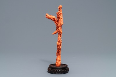 Un groupe en corail rouge sculpt&eacute; figurant une branche fleurie aux oiseaux, Chine, 19&egrave;me