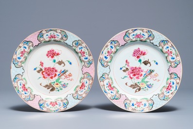 Een Chinese famille rose schotel en een paar borden met floraal decor, Qianlong
