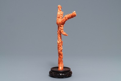 Un groupe en corail rouge sculpt&eacute; figurant une branche fleurie aux oiseaux, Chine, 19&egrave;me