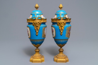Une paire de vases couverts en porcelaine dans le style de S&egrave;vres aux montures en bronze dor&eacute;, France, 19&egrave;me