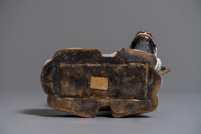 Een Chinees model van een ram in cloisonn&eacute; en verguld brons, Qianlong