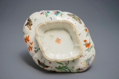 A Chinese famille rose bowl on foot, Jiaqing mark, 19th C.