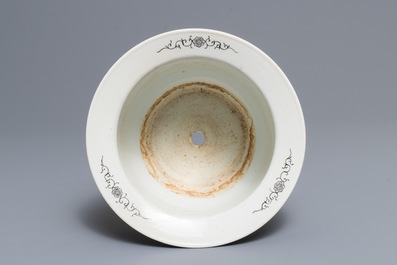 Un plat et une jardini&egrave;re sur support en porcelaine de Chine famille rose, R&eacute;publique, 20&egrave;me
