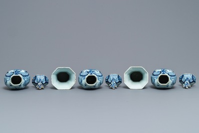 Une garniture de cinq vases en fa&iuml;ence de Delft en bleu et blanc &agrave; d&eacute;cor floral, 18&egrave;me