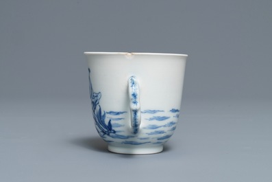 Een Chinese blauwwitte kop en schotel en een bord met mythologisch decor van Neptunus, Qianlong