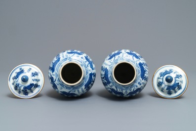 Een paar Chinese blauwwitte dekselvazen met druiventrossen, Kangxi