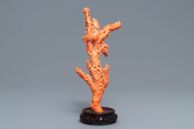 Un groupe en corail rouge sculpt&eacute; figurant une branche fleurie aux oiseaux, Chine, 19&egrave;me