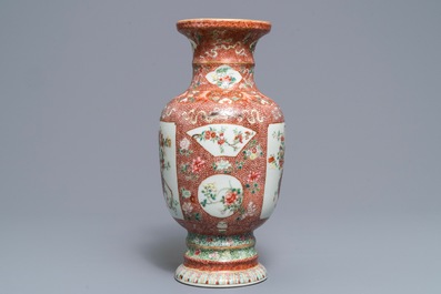 Un vase en porcelaine de Chine famille rose coquille d'oeuf, marque de Qianlong, R&eacute;publique, 20&egrave;me