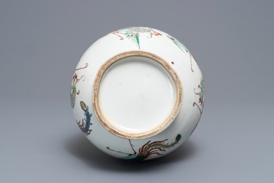 Un vase en porcelaine de Chine famille verte &agrave; d&eacute;cor de ph&eacute;nix, 19&egrave;me