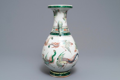 Un vase en porcelaine de Chine famille verte &agrave; d&eacute;cor de ph&eacute;nix, 19&egrave;me
