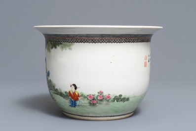 Un plat et une jardini&egrave;re sur support en porcelaine de Chine famille rose, R&eacute;publique, 20&egrave;me