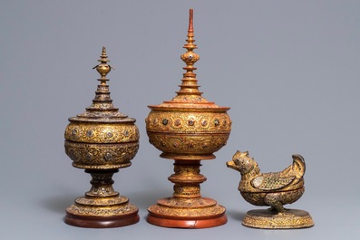 Twee Birmaanse lakwerk offerschalen met deksels en een Hintha betelnootdoos, 19e/20e eeuw