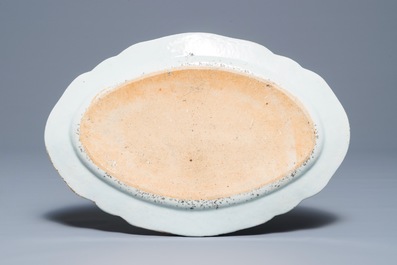 Trois grands plats ovales en porcelaine de Chine famille rose, Qianlong