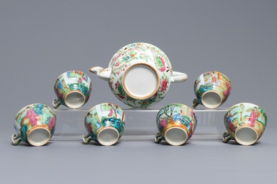 Une th&eacute;i&egrave;re et six tasses et soucoupes en porcelaine de Chine famille rose de Canton, 19&egrave;me
