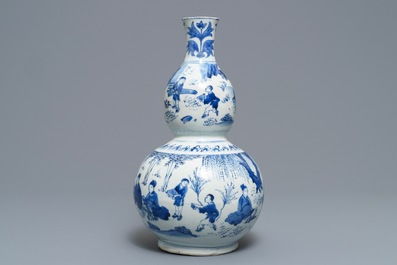 Un vase de forme double gourde en porcelaine de Chine bleu et blanc, Transition