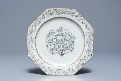 Trois assiettes armori&eacute;es en porcelaine de Chine grisaille et famille rose, blasons de Birckbeck et Laroche, Qianlong