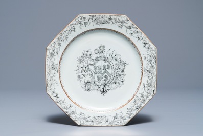 Een paar octagonale Chinese grisaille 'Birckbeck' wapenborden en een famille rose 'Laroche' bord, Qianlong