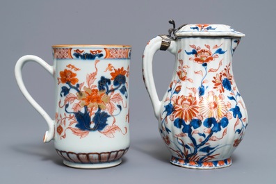 Un plat &agrave; condiments, une verseuse couverte et une chope en porcelaine de Chine de style Imari, Kangxi/Qianlong