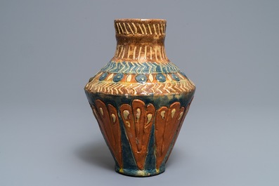 Un vase Art Nouveau en poterie flamande, Leo Maes Vereenoghe, Torhout, 1891-1909