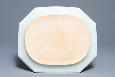Trois plats et assiettes armori&eacute;es en porcelaine de Chine famille rose pour le march&eacute; anglais, Qianlong