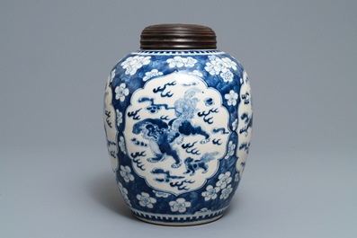 Een Chinese blauwwitte gemberpot met Boeddhistische leeuwen in Kangxi-stijl, 19e eeuw