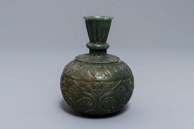Een Chinese spinaziegroene jade hookah basis in Mogoolse stijl, 19/20e eeuw
