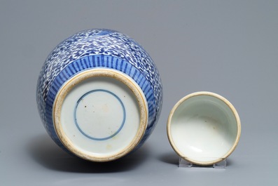 Un pot couvert en porcelaine de Chine bleu et blanc &agrave; d&eacute;cor de ph&eacute;nix, 19&egrave;me